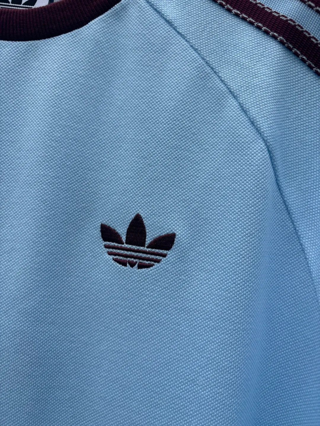 𝟬𝟱𝟬𝟰𝟯# Exclusive real shot/difference between various stolen pictures and online picture versions on the market [𝗔𝗗𝗜𝗗𝗔𝗦 Adidas Clover Classic Raglan Round Neck Couple Style Short Sleeves]👭Who knows! I was very impressed by these two pieces from Adidas ✨Classic raglan sleeves + three stripes on the side, directly welding the 𝟵𝟬𝘀American Retro on the body. ✅Full set of 1:1 customized accessories ➕Customized three-label ➕𝗬𝘂𝗮𝗻 version hang tag ➕𝗹𝗼𝗴𝗼 packaging bag 🔥 ➕Scan the QR code of the tag to enter the official website. ✅The top Original version, ins Xiaohongshu, Kuaishou, and many bloggers wear it. ▫️[Comfortable fabric] Selected pique fabric, skin-friendly and breathable, the upper body is soft and not sweaty, and there is no burden for daily wear ▫️[Versatile is not optional] Light Blue/Khaki are available in two colors. The raglan sleeves hide the flesh and make you look slimmer. You don’t have to choose your body shape or the outfit. It looks good when worn alone. It’s a couple style with eyes closed. ▫️[Full of details] Neat routing, fine workmanship, and clover-leaf prairie texture. It can be worn for daily commuting, going out on the street, and doing sports. ✅The soft and glutinous front-shoulder version hides the flesh to make you look slimmer without picking up your figure. The small label on the chest is low-key and textured/super feeling. I really want every piece𝗮𝗹𝗹𝗶𝗻! Size: 𝗦～𝗫𝗫𝗟 Color: Light Blue Khaki
